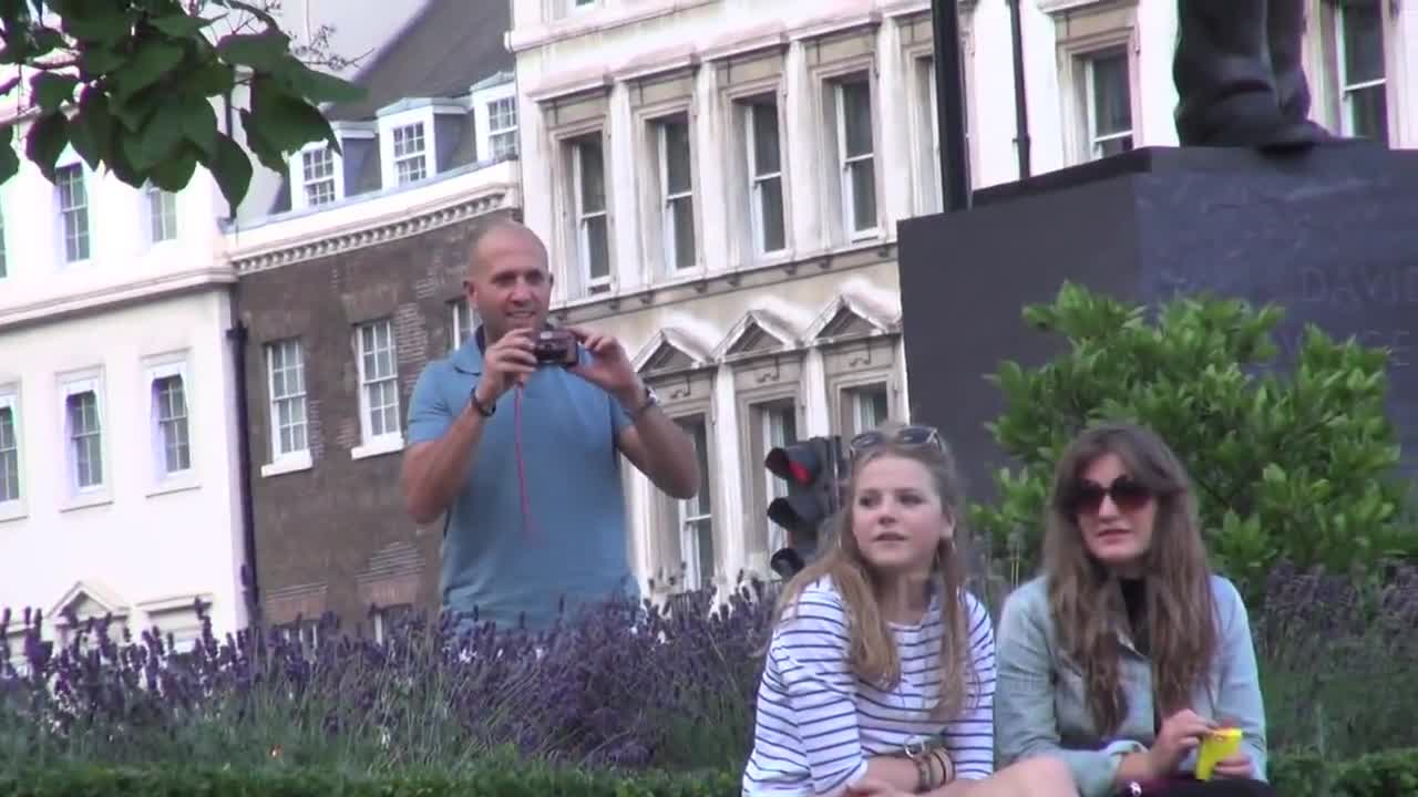 Смях ... Пръскане на хора с камера - Шега