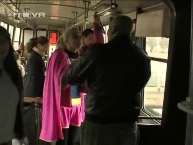 Битият Даниел от Б Б 4 потрошава камера на Иван и Андрей в автобус 