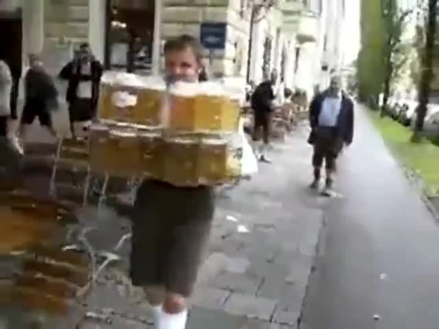 Нека сервитьoрите не взимат пример от този човек.. Смях!