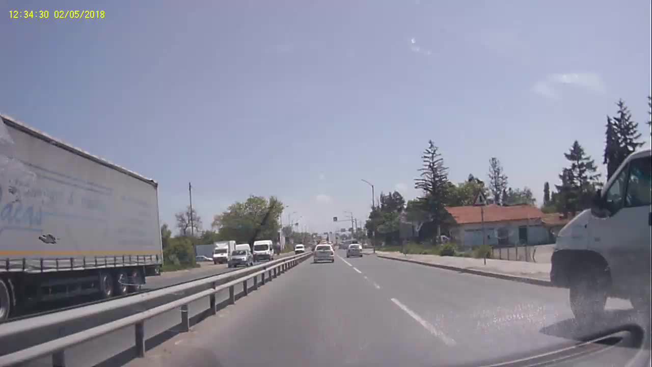 Камионче в дупчица