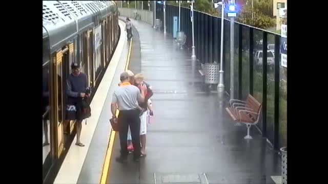 В Сидни разпространиха шокиращи кадри как деца падат под влакове