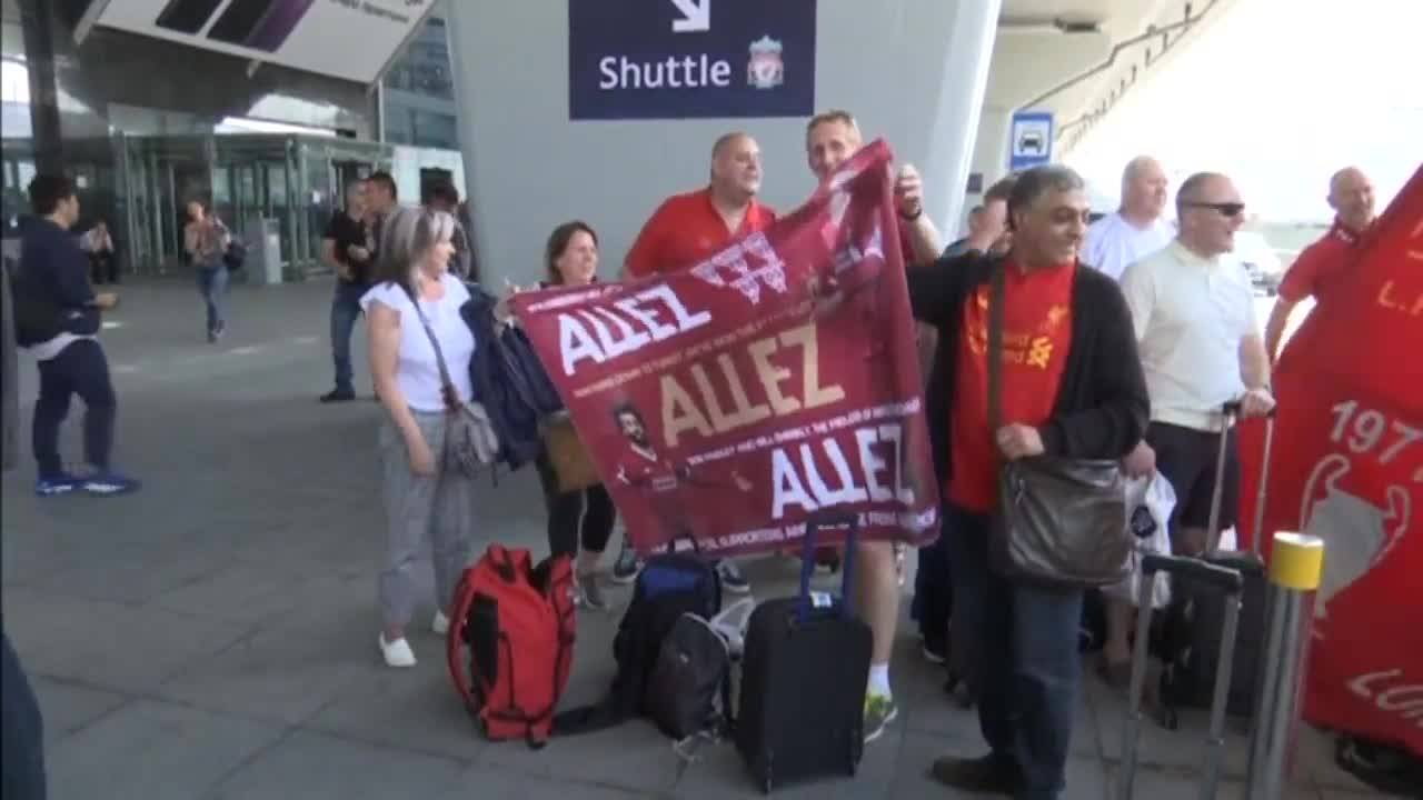 Фенове на Ливърпул и Реал заляха летищата в Киев
