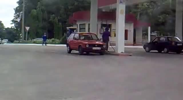 Тъпа, тъпа колко да е тъпа? Жена не знае как се зарежда гориво!