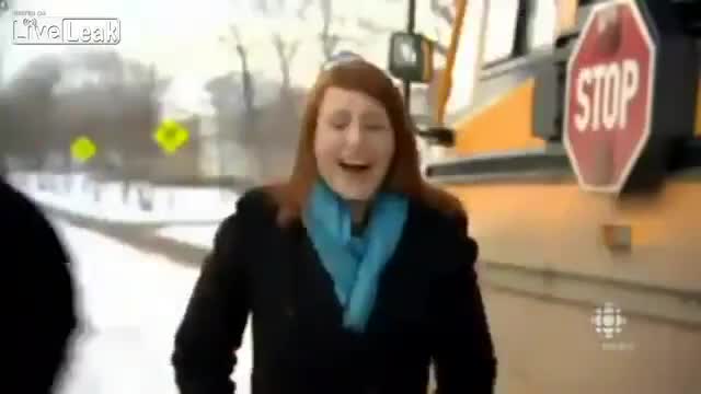 На какво ли се смее тази симпатична репортерка?