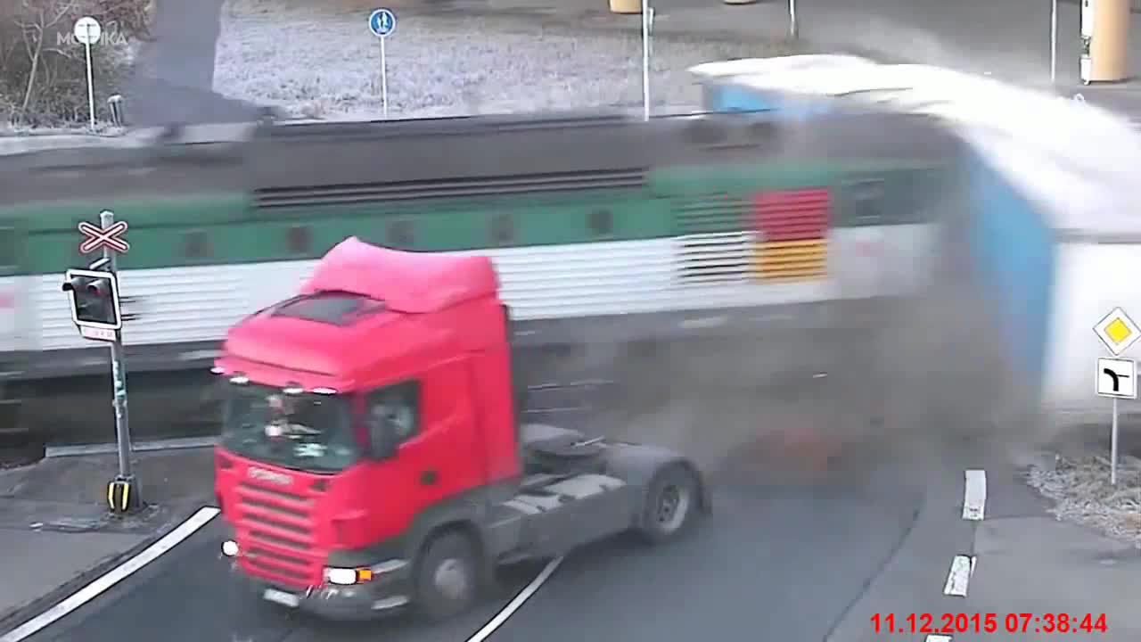 Когато шофьор на Скания реши, че може да мине на червено!
