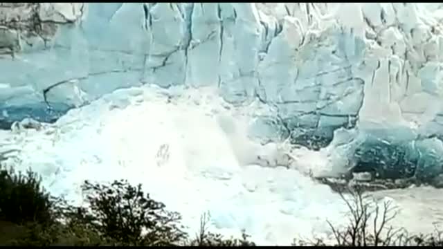 Част от ледника Перито Морено се отчупи
