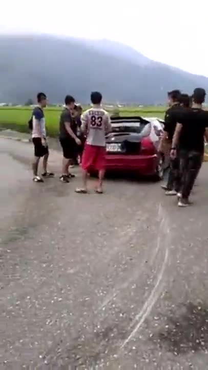 За този рали екипаж състезанието завърши по най - нелеп начин !