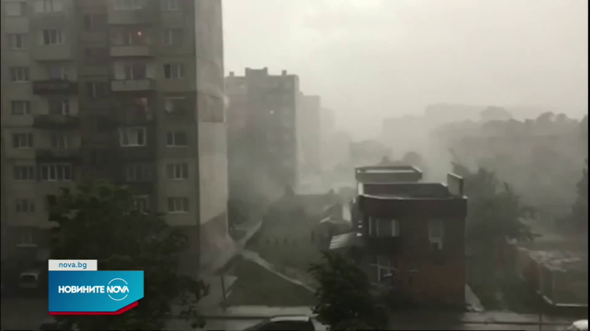 Силна буря в София и Перник