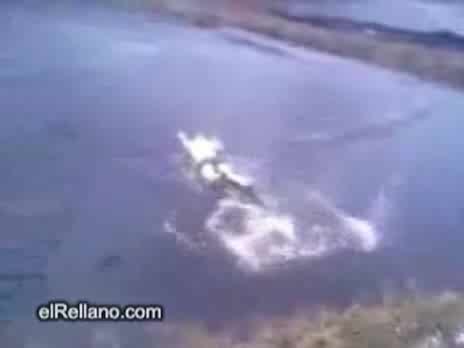 Руснак Се Разцепва Върху Заледено Езеро