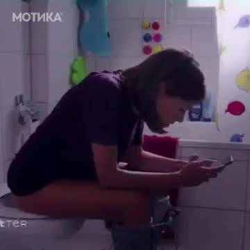 Защо не трябва да ползвате телефон в тоалетната