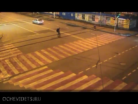 Пешеходец с късмет оцелява