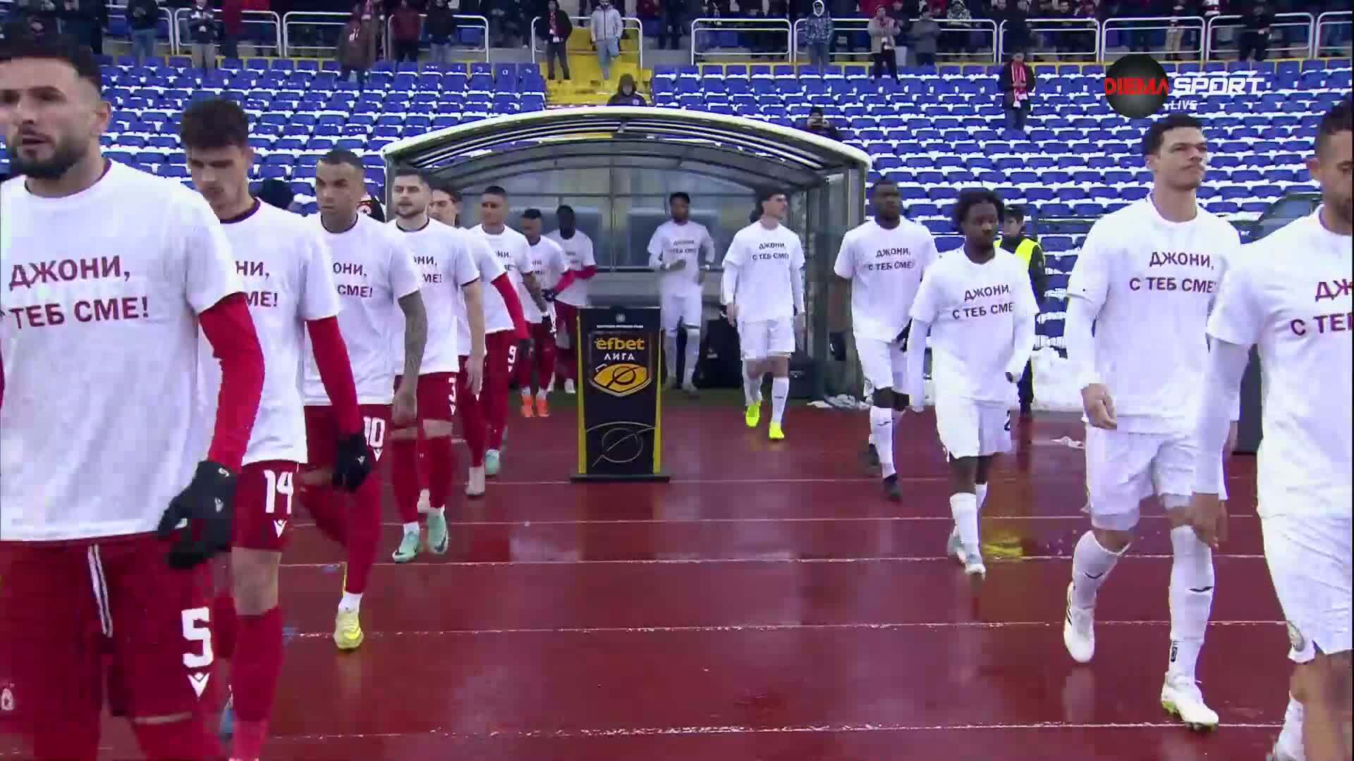 Футболистите на ЦСКА и Славия излязоха с тениски в подкепа на фен на ''червените''