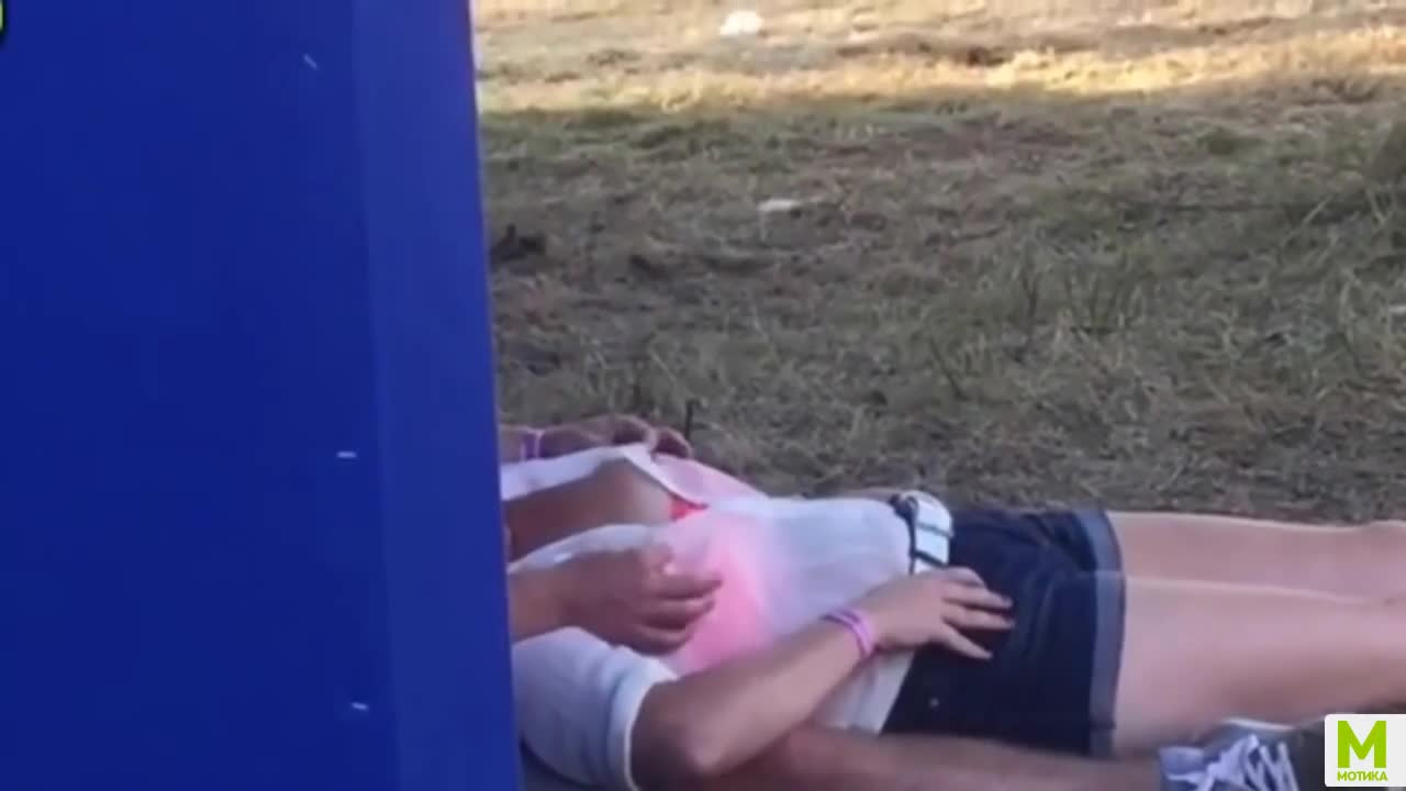 Опасен Ди джей пипа циците на мацката до отворената тоалетна !