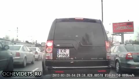 Ето как шофьори в пиков час пропускат свободно да премине бърза помощ!