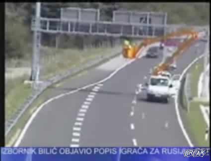 Бус Се Блъска В Кран И Убива Човек!