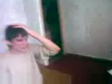 Тъпаци се бият с лъжици. Единия яко прецаква другия!