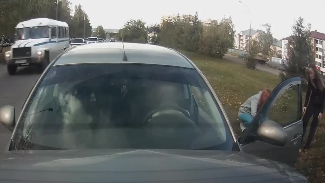 А казват , че жените били по- внимателни шофьори. . .