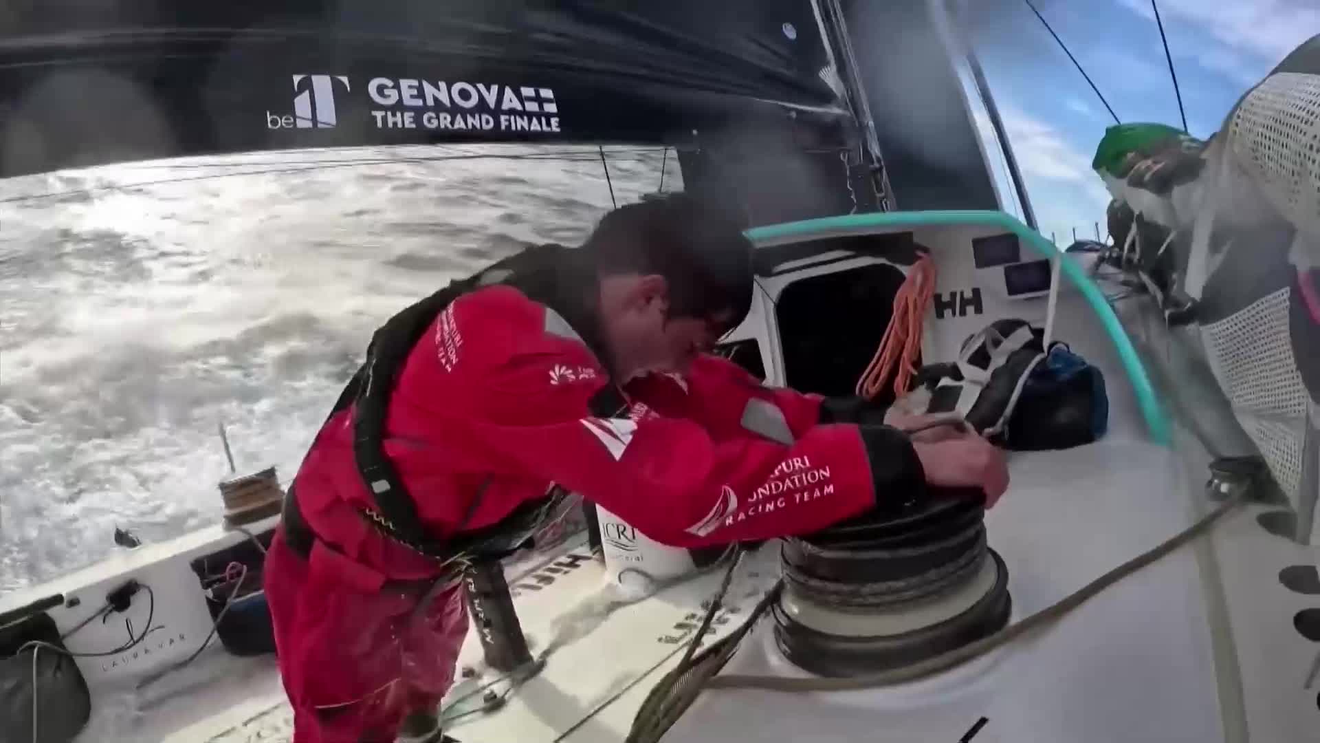 Буреносни ветрове и високи вълни затрудняват участниците в Ocean Race (ВИДЕО)