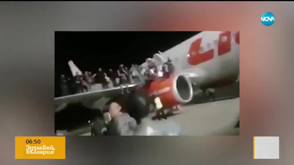 Паника и ранени след фалшива тревога за бомба в самолет (ВИДЕО)