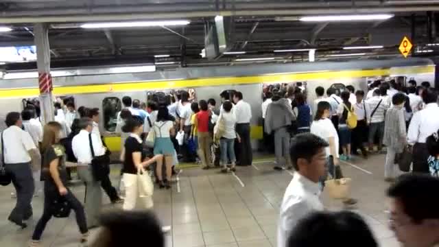 Под строй в японското метро
