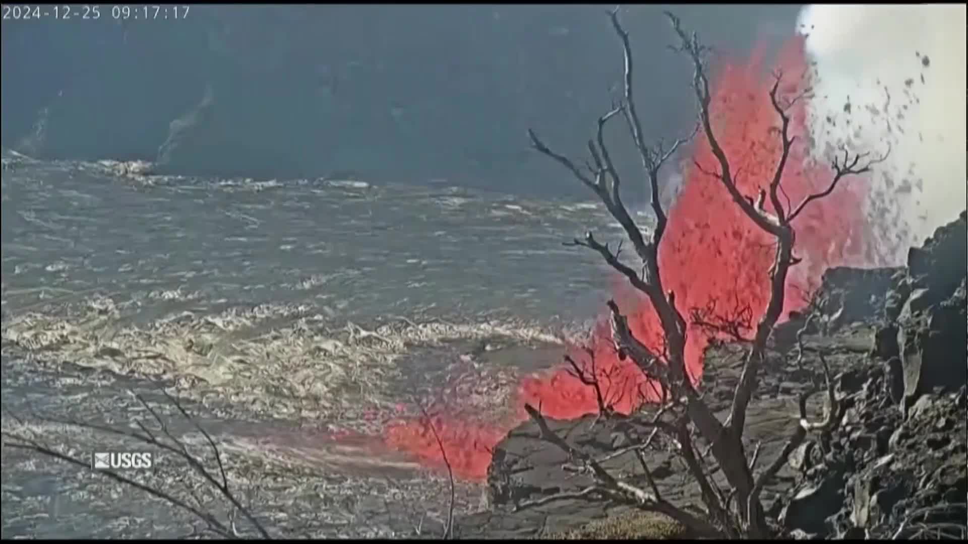 Хавайски вулкан изхвърли фонтани от „златна” лава (ВИДЕО)