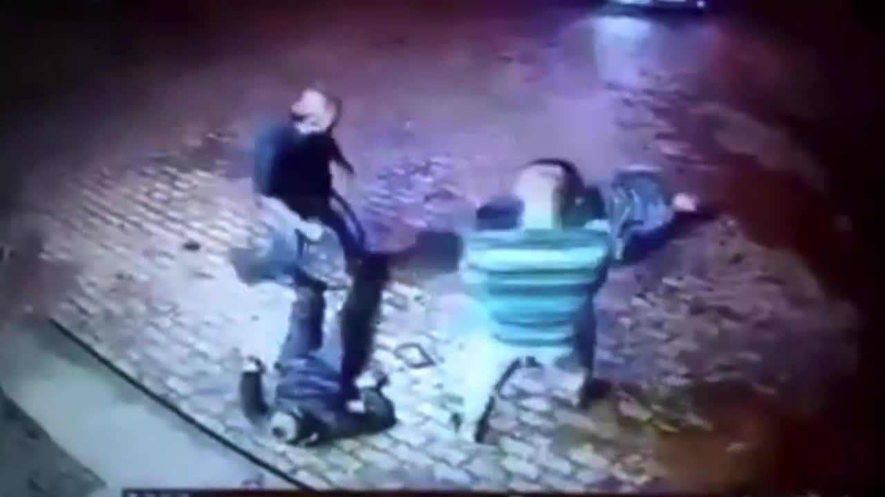 Руски дядо натръшка банда младежи на земята