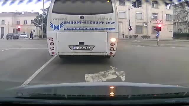 "Моята новина": Автобус преминава умишлено на червено