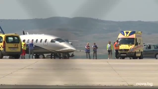Самолетът с Тодор Неделев кацна в Бургас, чака го линейка