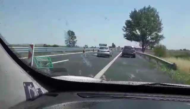 Кой как спазва закона