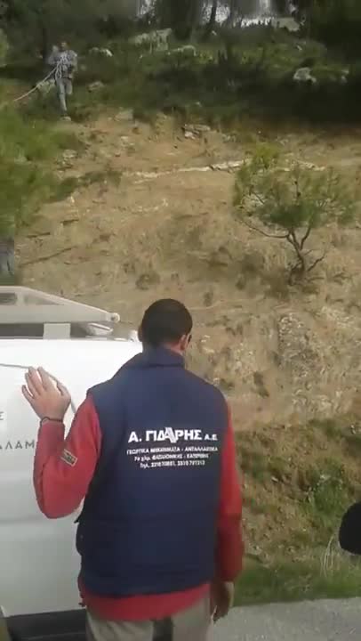 Добри хора два часа спасяват козел-идиот, увиснал на електрически жици