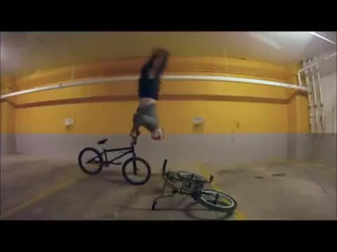 Момче с невероятни Bmx умения !!!