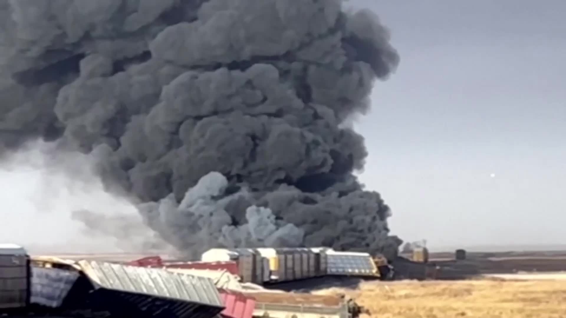 Кадри от очевидци показват дерайлирал и горящ влак в Канада (ВИДЕО)
