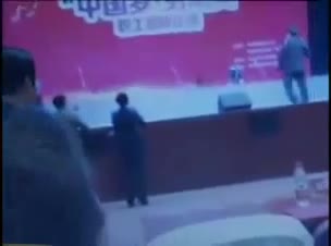 Сцена пропадна заедно с цял хор