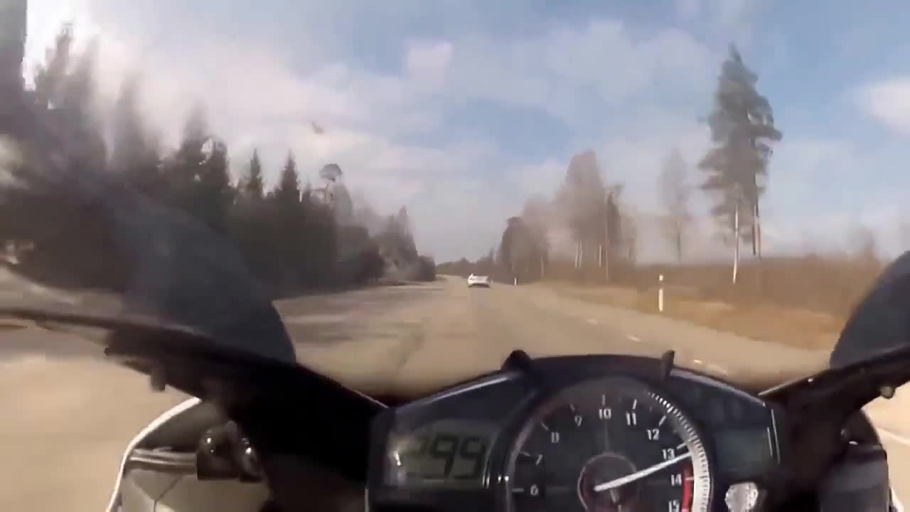 Мотор с 299 км / час срещу Мерцедес