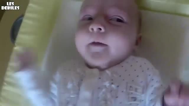 Куче помага в преобличането на бебе !