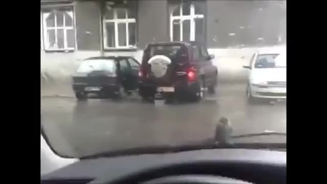 Ама, че непокорно врабче, не можеш да го изгониш от чистачката… изобщо не реагира!