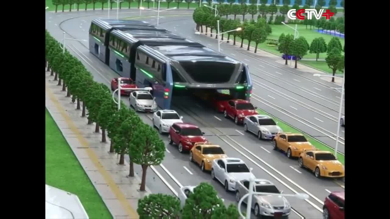 Автобус, който се движи над колите по улиците!