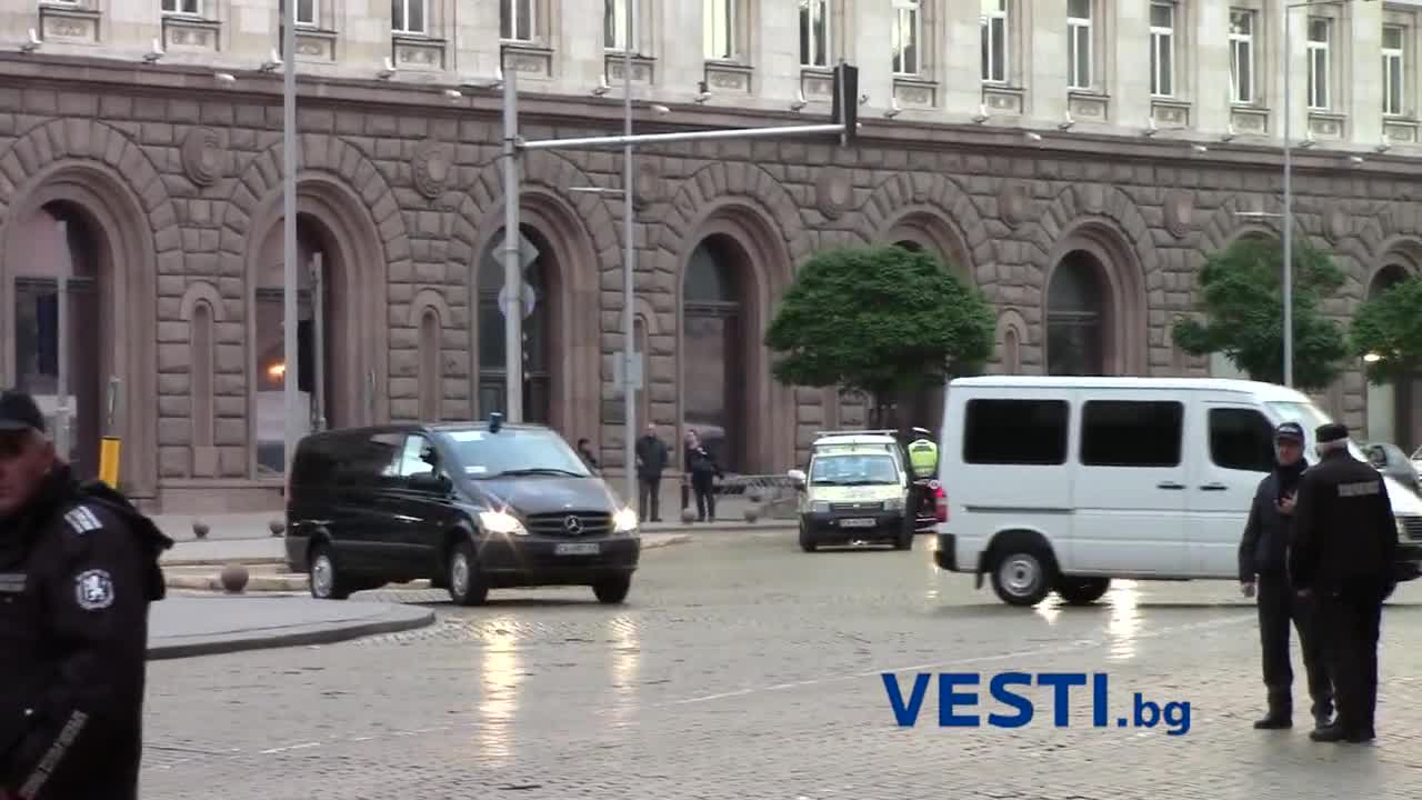 Засилено полицейско присъствие при пристигането на Дейвид Камерън в Министерски Съвет