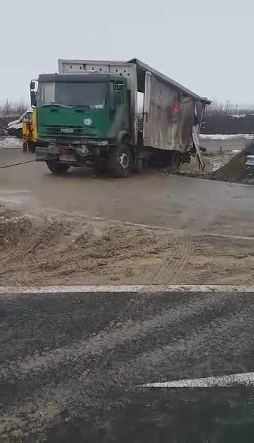Камион, пълен с кокошки, е излязъл от платното по пътя Шумен-Разград