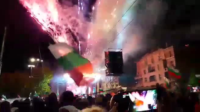 Хората пеят от площада: "Моя страна, моя България"