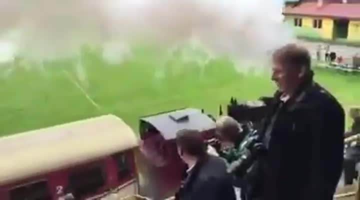 Зрителите не очакваха влак да мине покрай трибуните , по време на футболен мач!