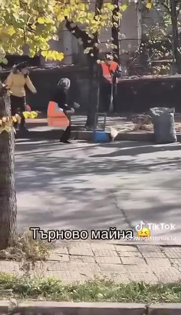 Служители по чистотата се млатиха с метли!