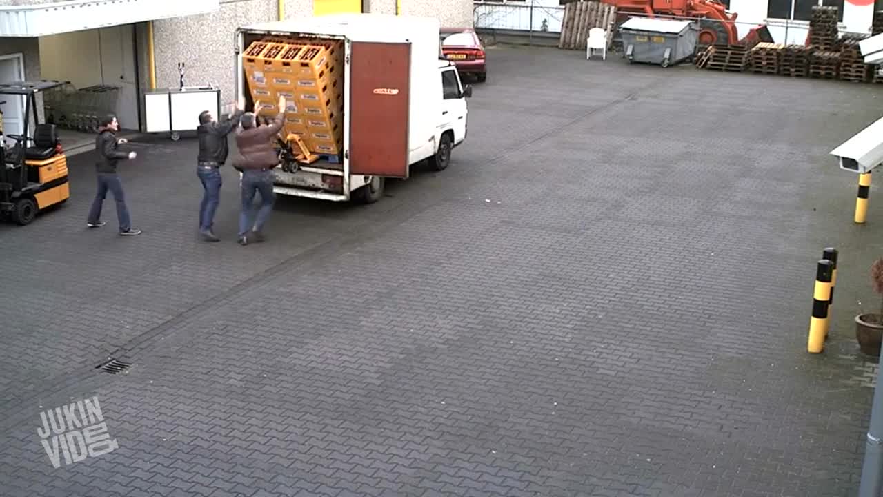 Разтоварване на бира не мина по план