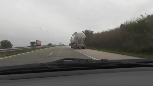 Шофиране в аварийната лента