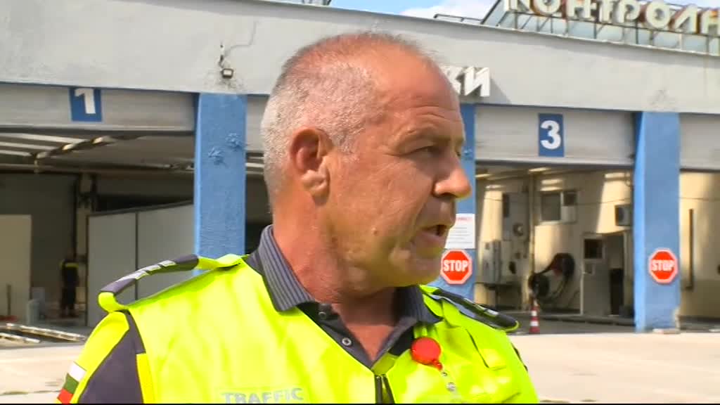 Полицай за шофьора, катастрофирал пред КАТ-Пловдив: Извадих оръжие, защото тръгна към нас