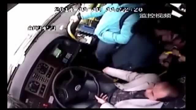 Шофьор краде телефона на един от пътниците!