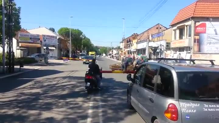 Шофьори не очакваха на Ж П прелез , да премине такъв влак