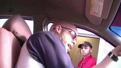 Луд Пич Се Ебава С Бутките За Храна 