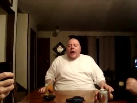 Голям Мъж Реве Като Малко Бебе - Смях