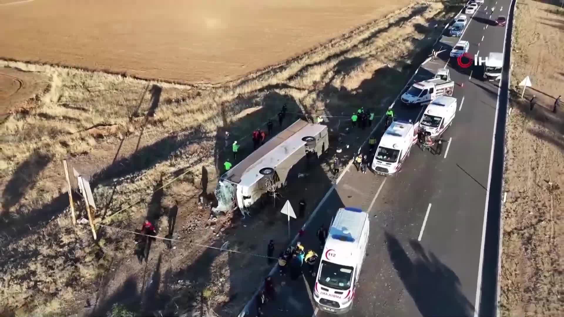 6 загинали и 25 ранени при катастрофа с туристически автобус в Турция
